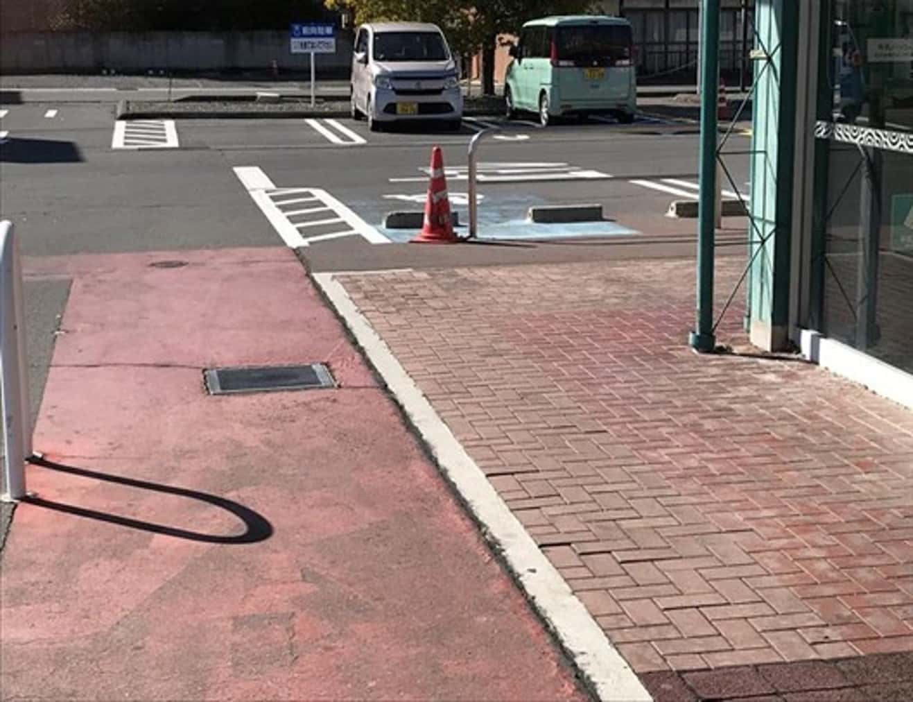 外区画 入口付近 (軒下・屋根なし) キッチンカーや移動販売など、物販・食物販のポップアップストアに最適なスーパー店外催事イベントスペース