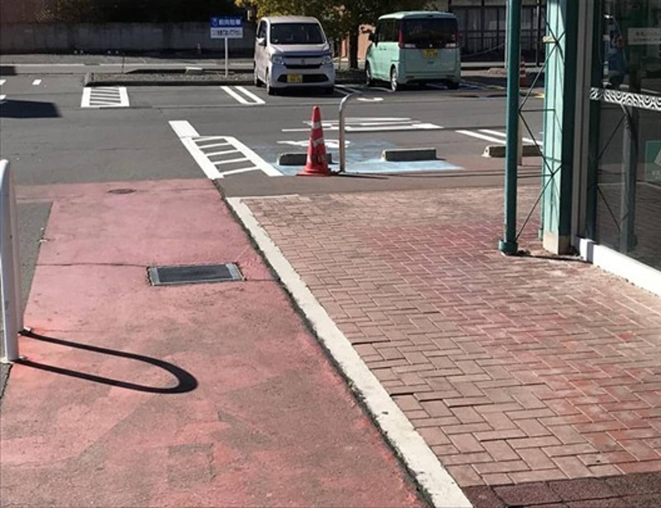外区画 入口付近 (軒下・屋根なし) キッチンカーや移動販売など、物販・食物販のポップアップストアに最適なスーパー店外催事イベントスペース