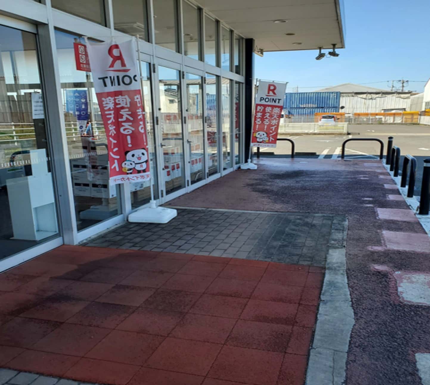 店舗外 (北側入口横 軒下) プロモーション用途や物販、食物販のポップアップストアに最適なスーパー店内催事イベントスペース