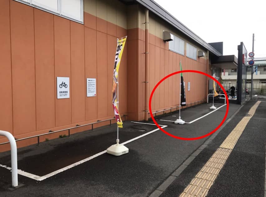 屋外入口横 (屋根なし・奥州街道側) キッチンカー・移動販売や、たいやき・焼き鳥・クレープ など販売におすすめな屋外催事イベントスペース