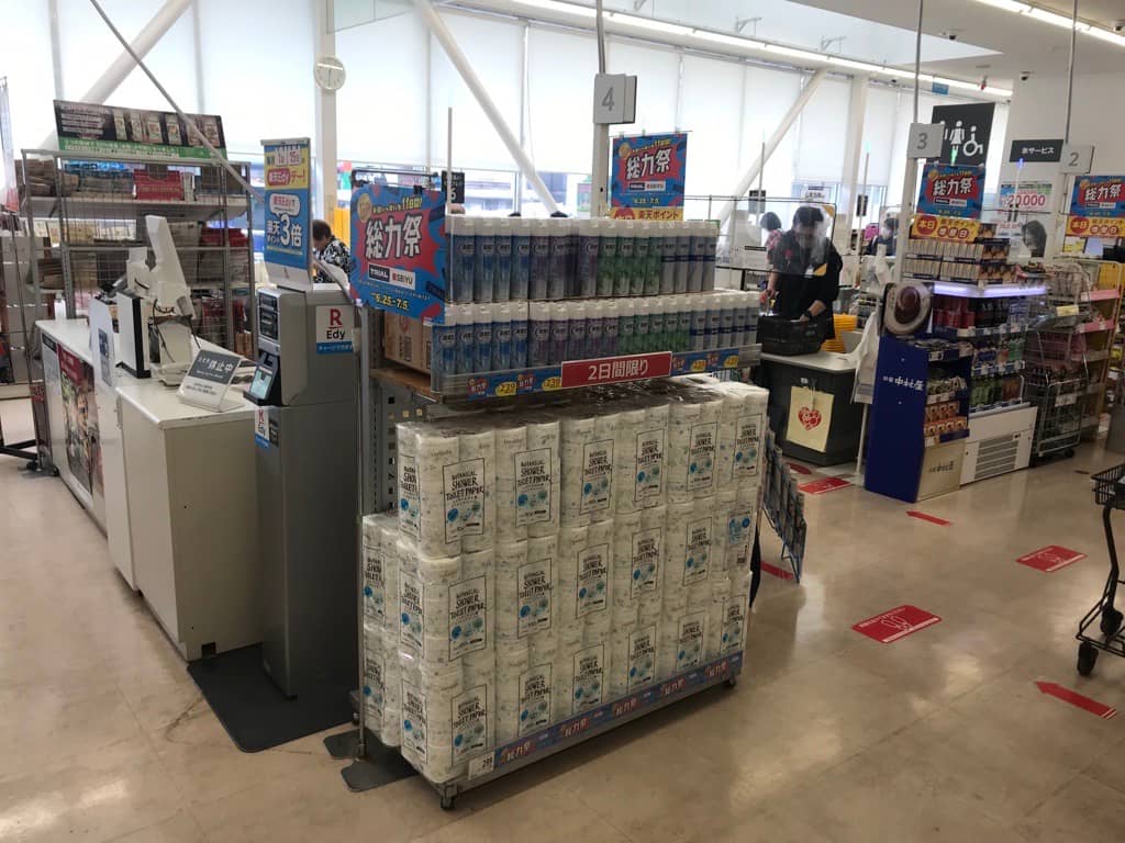 サービスカウンター横 ポップアップストア(物販、食物販)やプロモーション用途に最適なスーパー店内催事イベントスペース