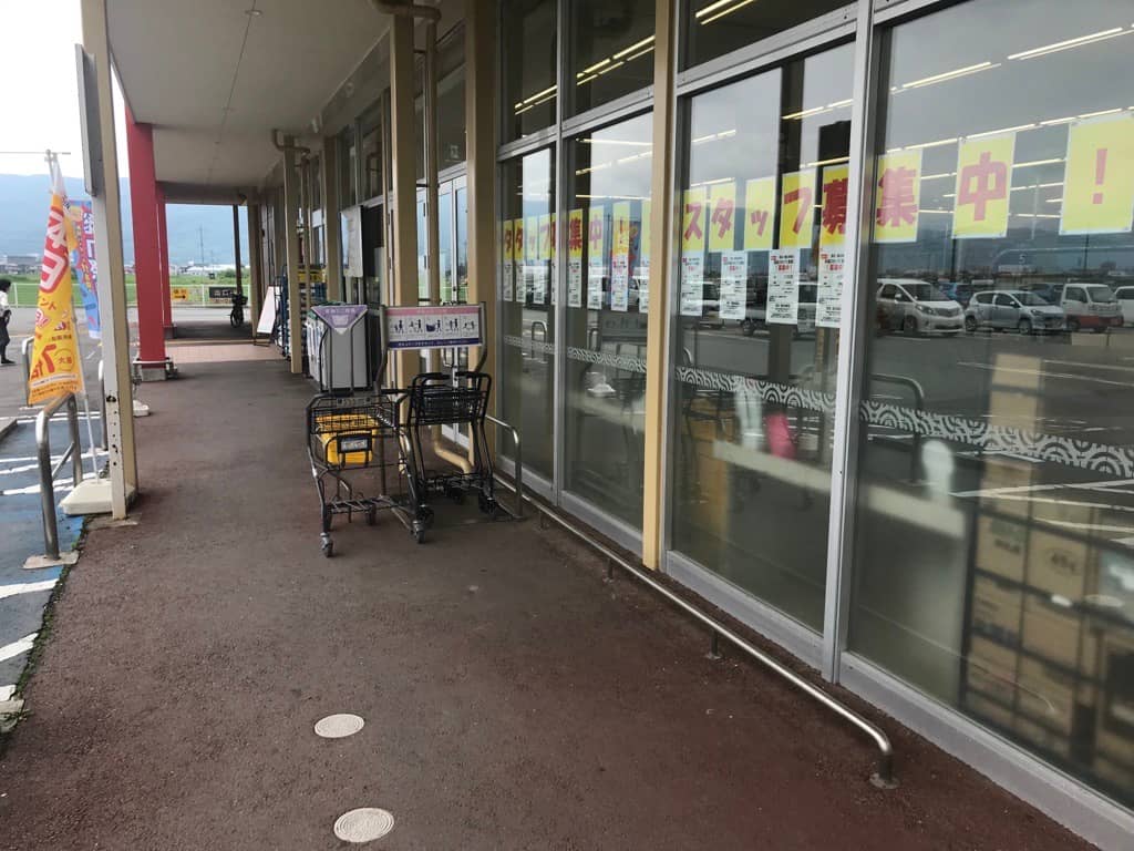 軒先(カート置き場横) ポップアップストア(物販、食物販)やプロモーション用途に最適なスーパー店内催事イベントスペース