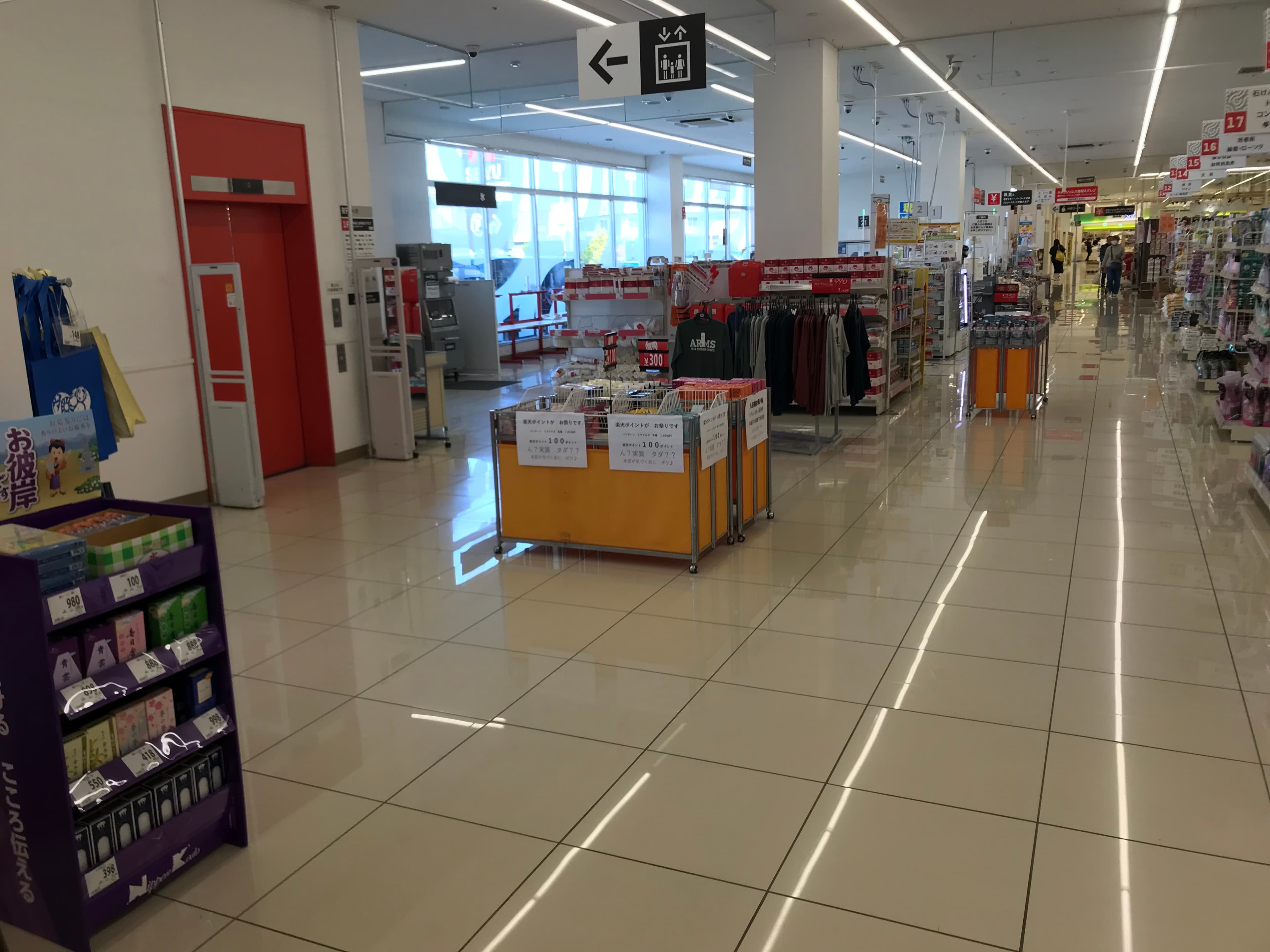 1階エレベーター前 プロモーション用途や物販、食物販のポップアップストアに最適なスーパー店内催事イベントスペース1