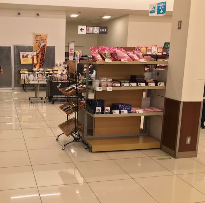 1階サービスカウンター横 プロモーション用途や物販、食物販のポップアップストアに最適なスーパー店内催事イベントスペース2