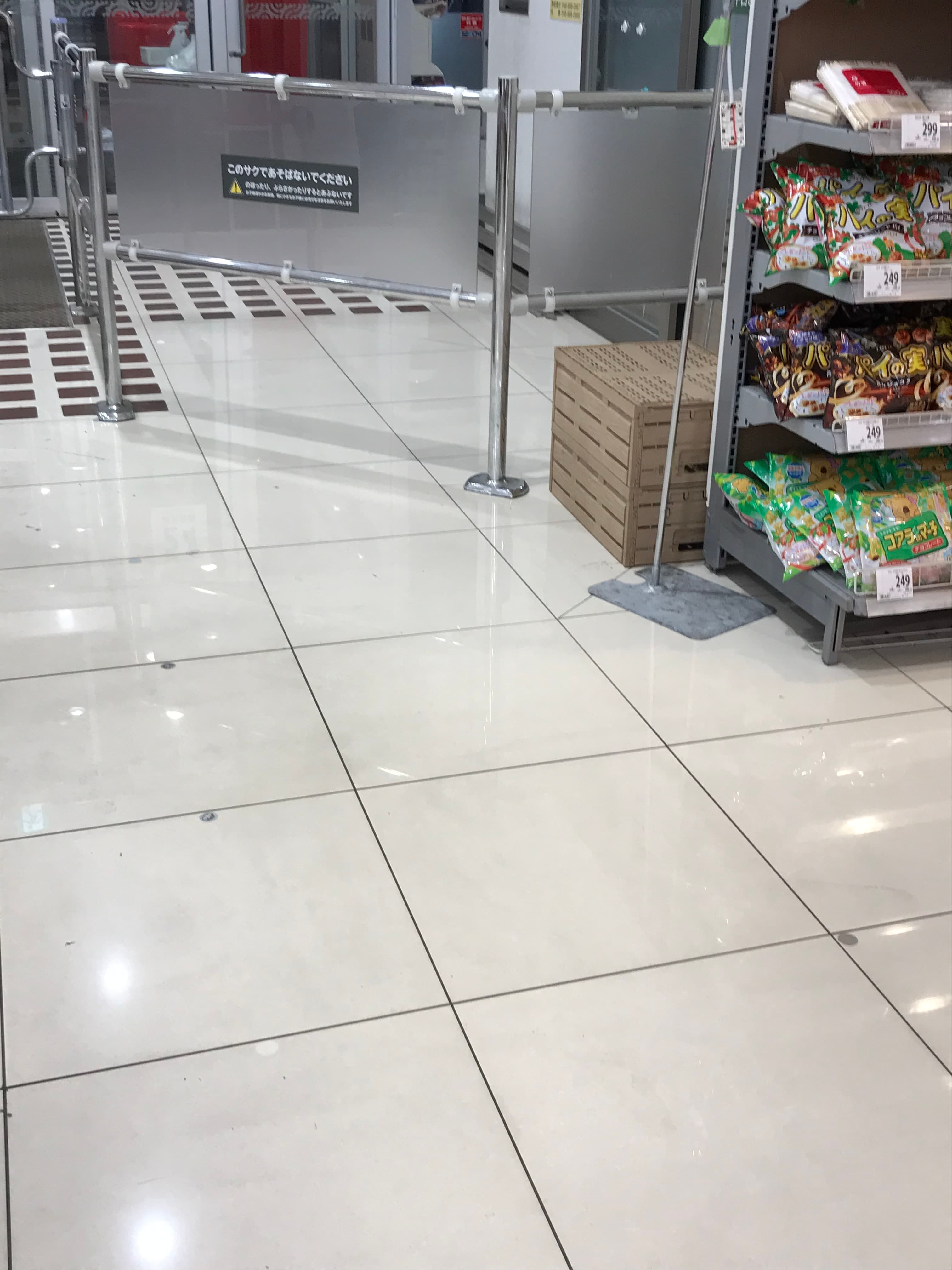 1階入口前 プロモーション用途や物販、食物販のポップアップストアに最適なスーパー店内催事イベントスペース1