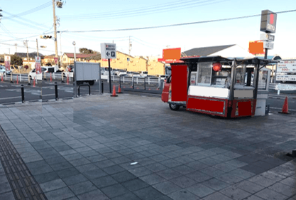 店舗外 (入口横 屋根なし) キッチンカーやたこやき・たいやき・団子・焼き鳥・クレープ など販売におすすめな屋外催事イベントスペース1