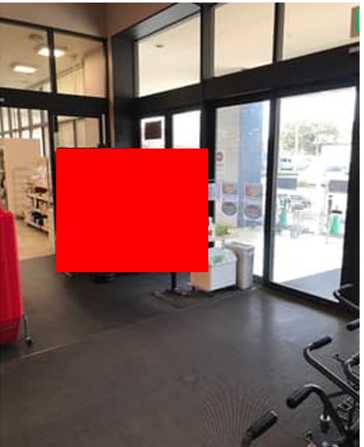 風除室:お客様用手指アルコール置場の後方、床タイル横8×縦6枚以内のスペースです