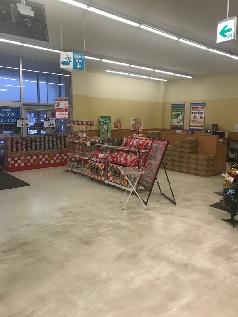 店内入口横 プロモーション用途や物販、食物販のポップアップストアに最適なスーパー店内催事イベントスペース1