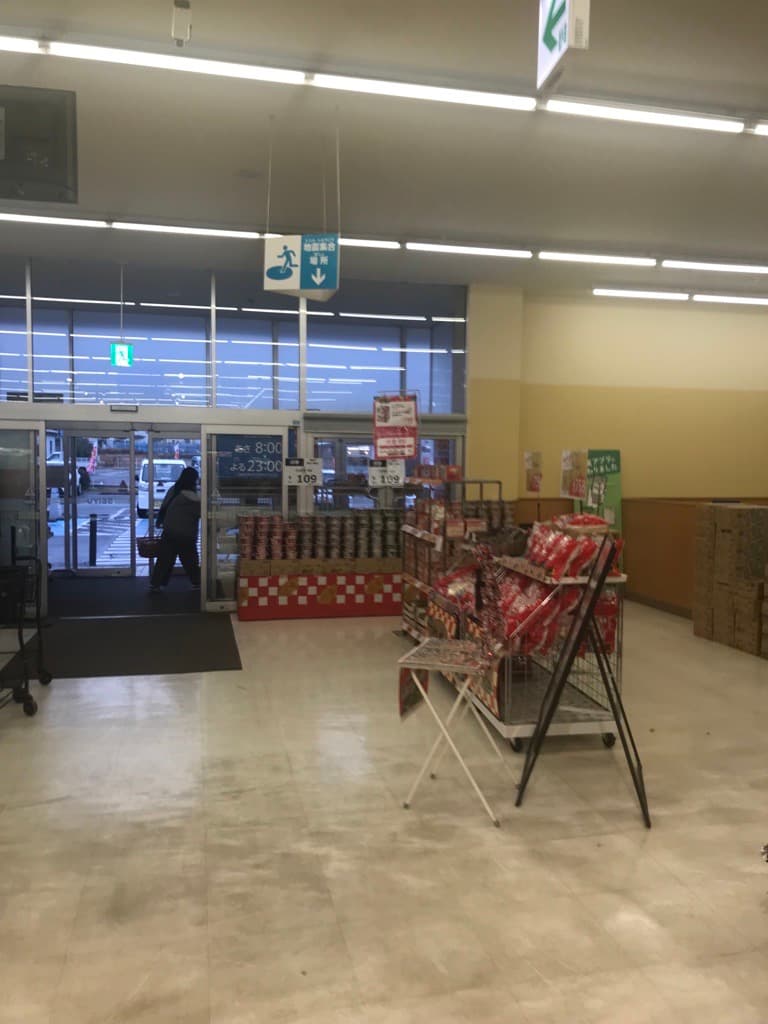 店内入口横 プロモーション用途や物販、食物販のポップアップストアに最適なスーパー店内催事イベントスペース2