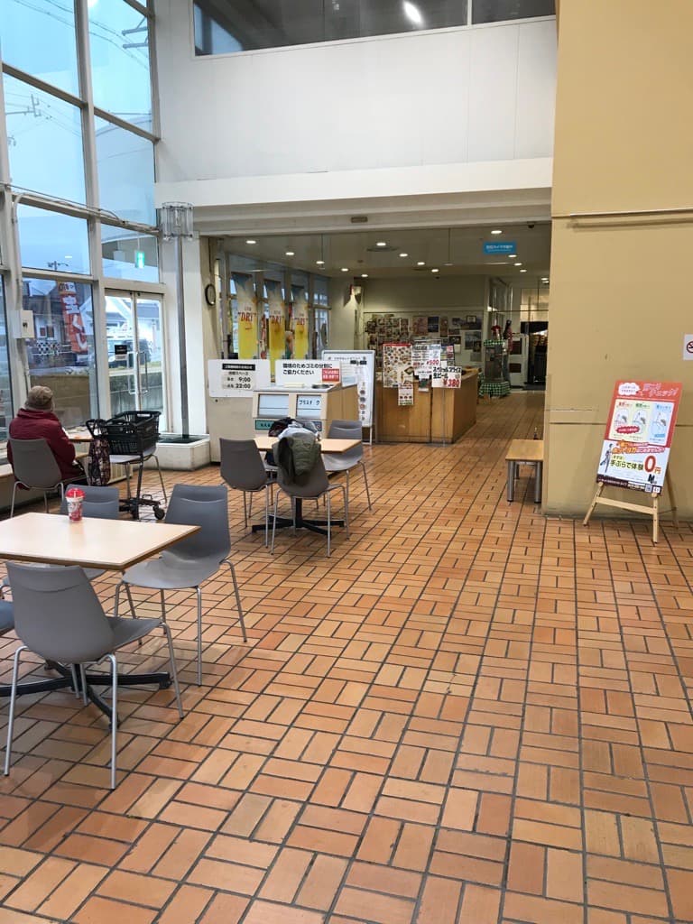 店内入口付近(フードコート) プロモーション用途や物販、食物販のポップアップストアに最適なスーパー店内催事イベントスペース1