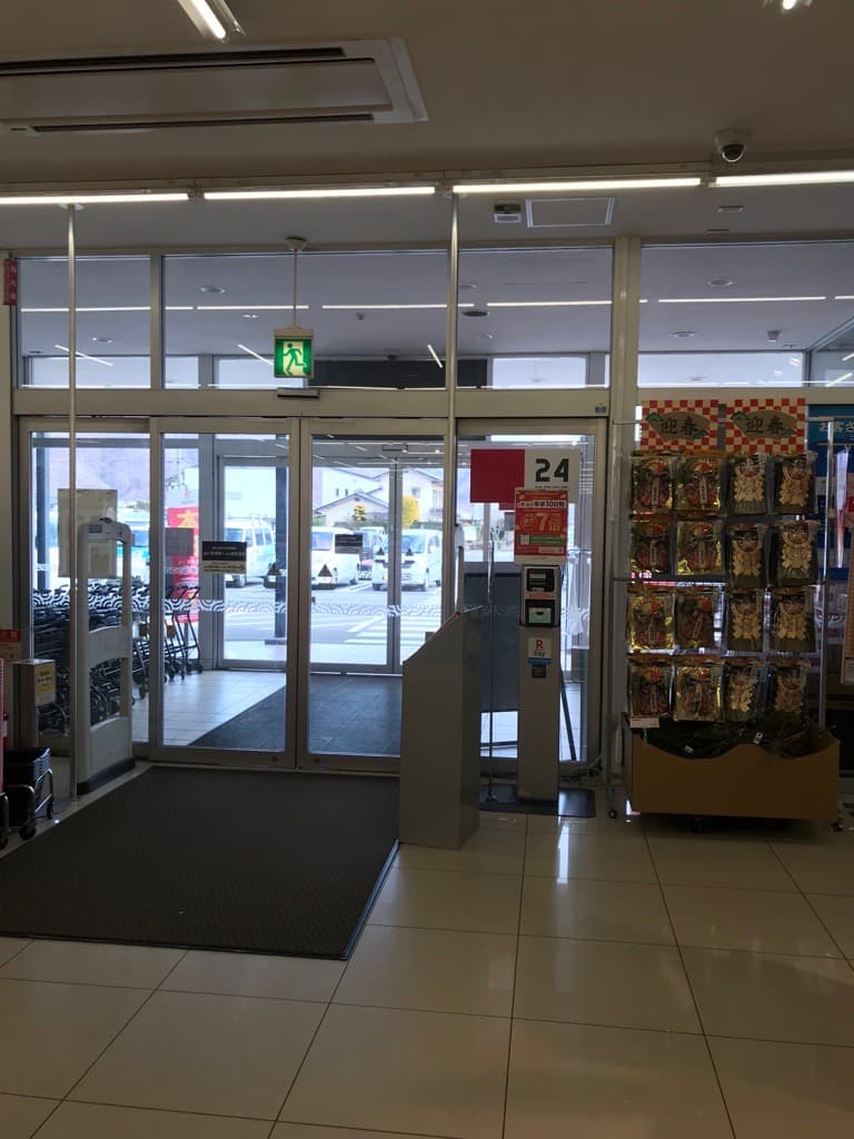 入口横 プロモーション用途や物販、食物販のポップアップストアに最適なスーパー店内催事イベントスペース1