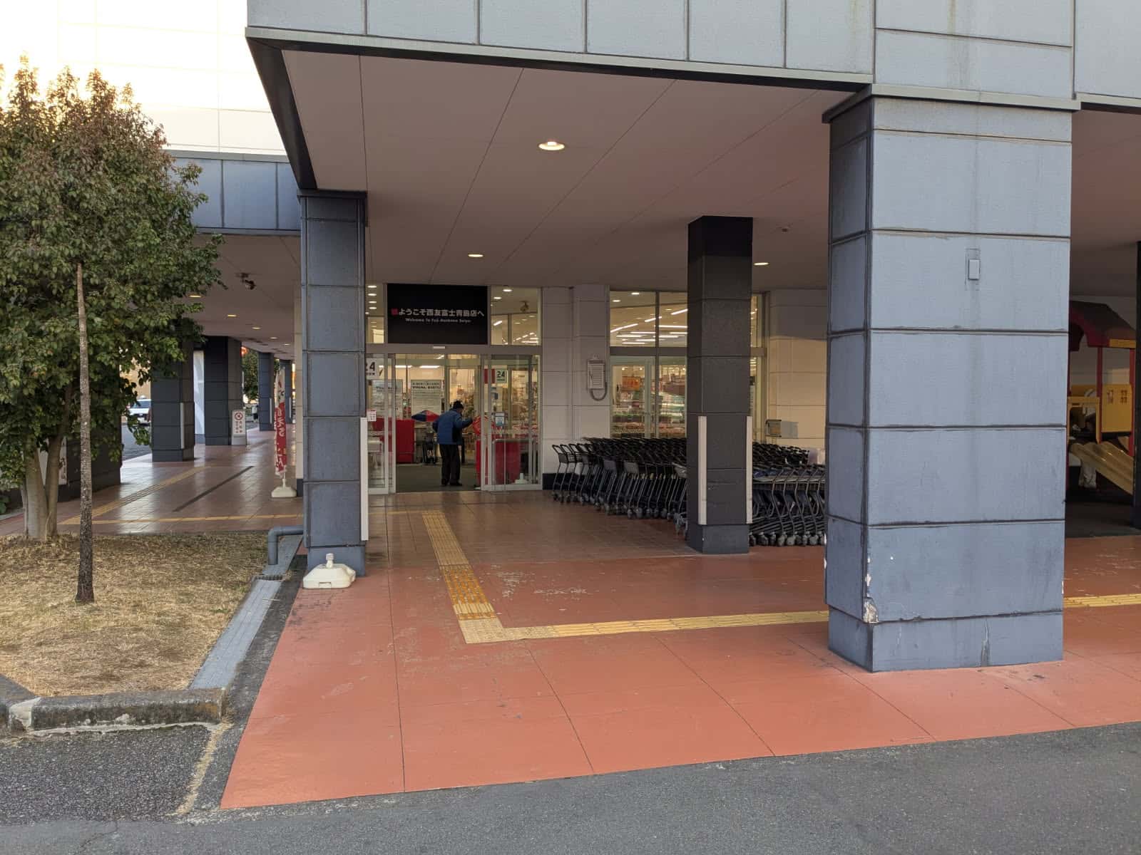 外区画 入口横 (軒下・駐車場) キッチンカー・コーヒーテイクアウトや、クレープ・焼きそば・お好み焼き・たこやき・たいやき・焼き鳥 など販売におすすめな屋外催事イベントスペース