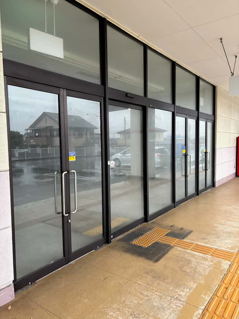 <料金改定:お値下げしました> 1階テナント跡区画 (薬局テナントと100均テナントの間) プロモーション用途や物販、食物販のポップアップストアに最適なスーパー店内催事イベントスペース