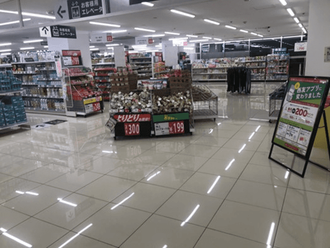 2Fエスカレーター前 プロモーション用途や物販、食物販のポップアップストアに最適なスーパー店内催事イベントスペース