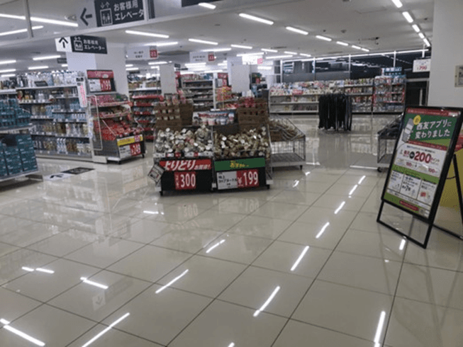 2Fエスカレーター前 プロモーション用途や物販、食物販のポップアップストアに最適なスーパー店内催事イベントスペース