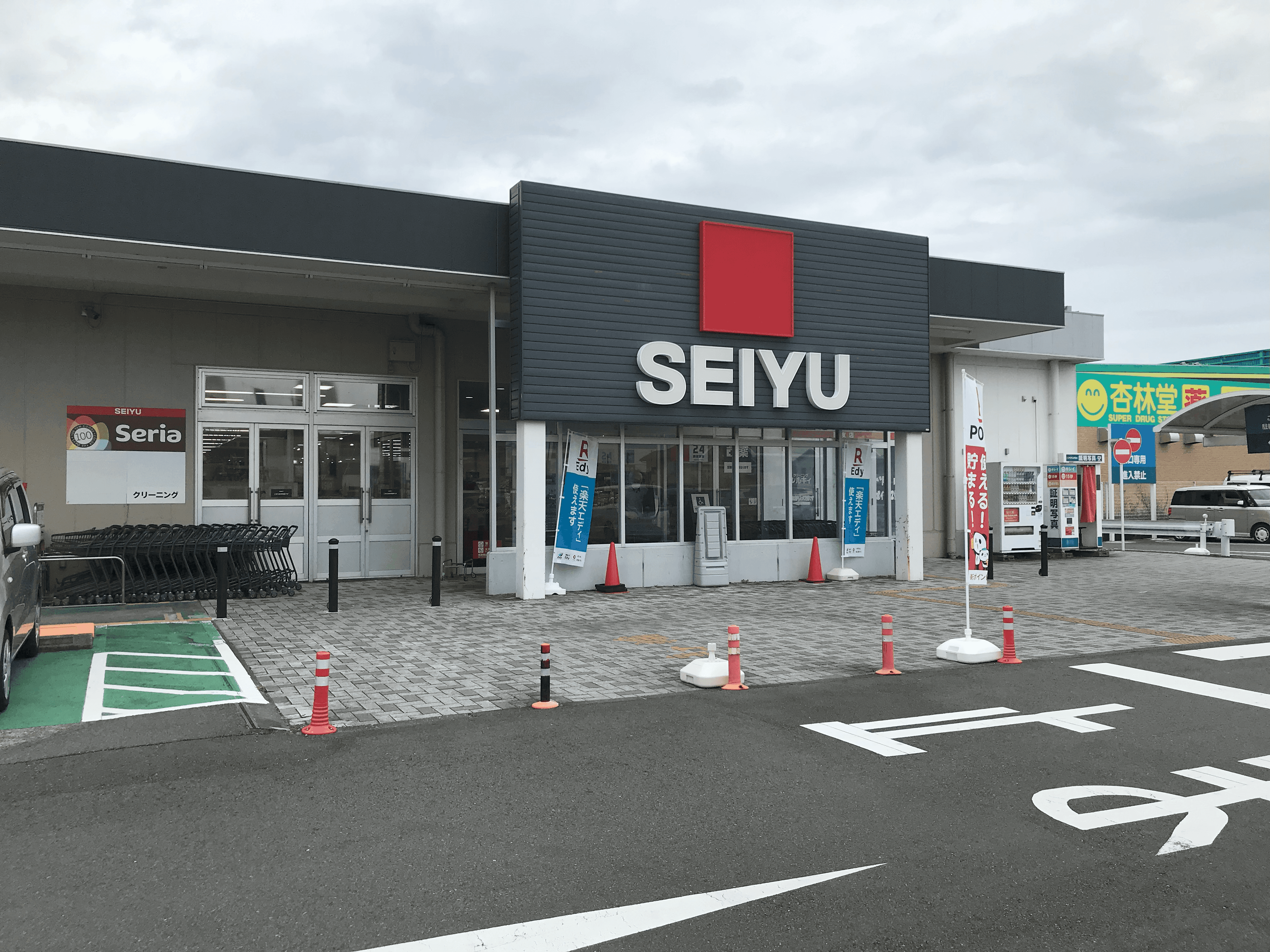 1F屋外入口横 (屋根なし) キッチンカーやたこやき・たいやき・団子・焼き鳥・クレープ など販売におすすめな屋外催事イベントスペース