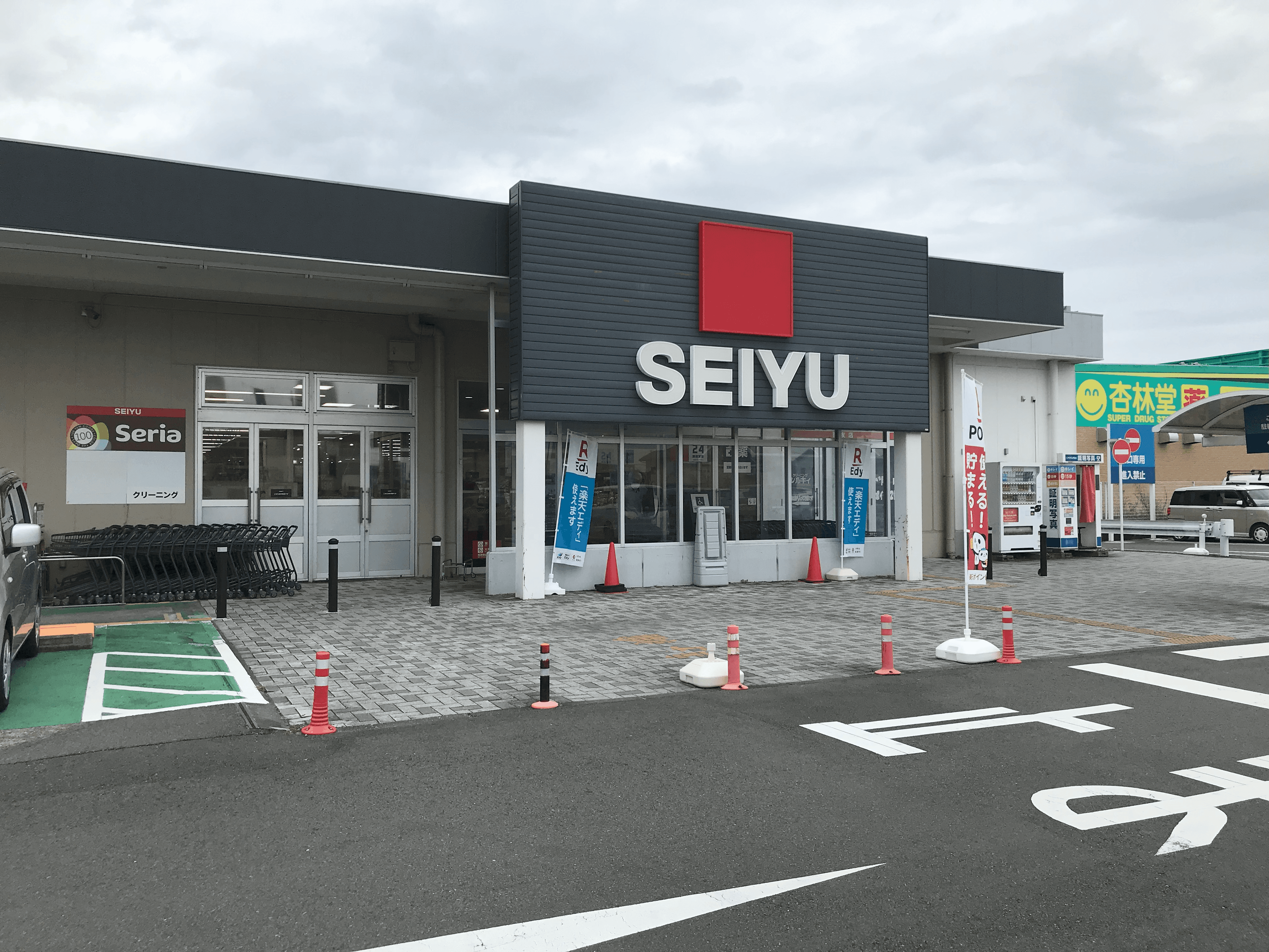 1F屋外入口横 (屋根なし) キッチンカーやたこやき・たいやき・団子・焼き鳥・クレープ など販売におすすめな屋外催事イベントスペース