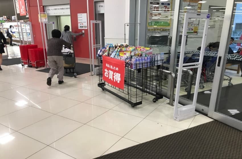 1F入口横 プロモーション用途や物販、食物販のポップアップストアに最適なスーパーの店内催事イベントスペース