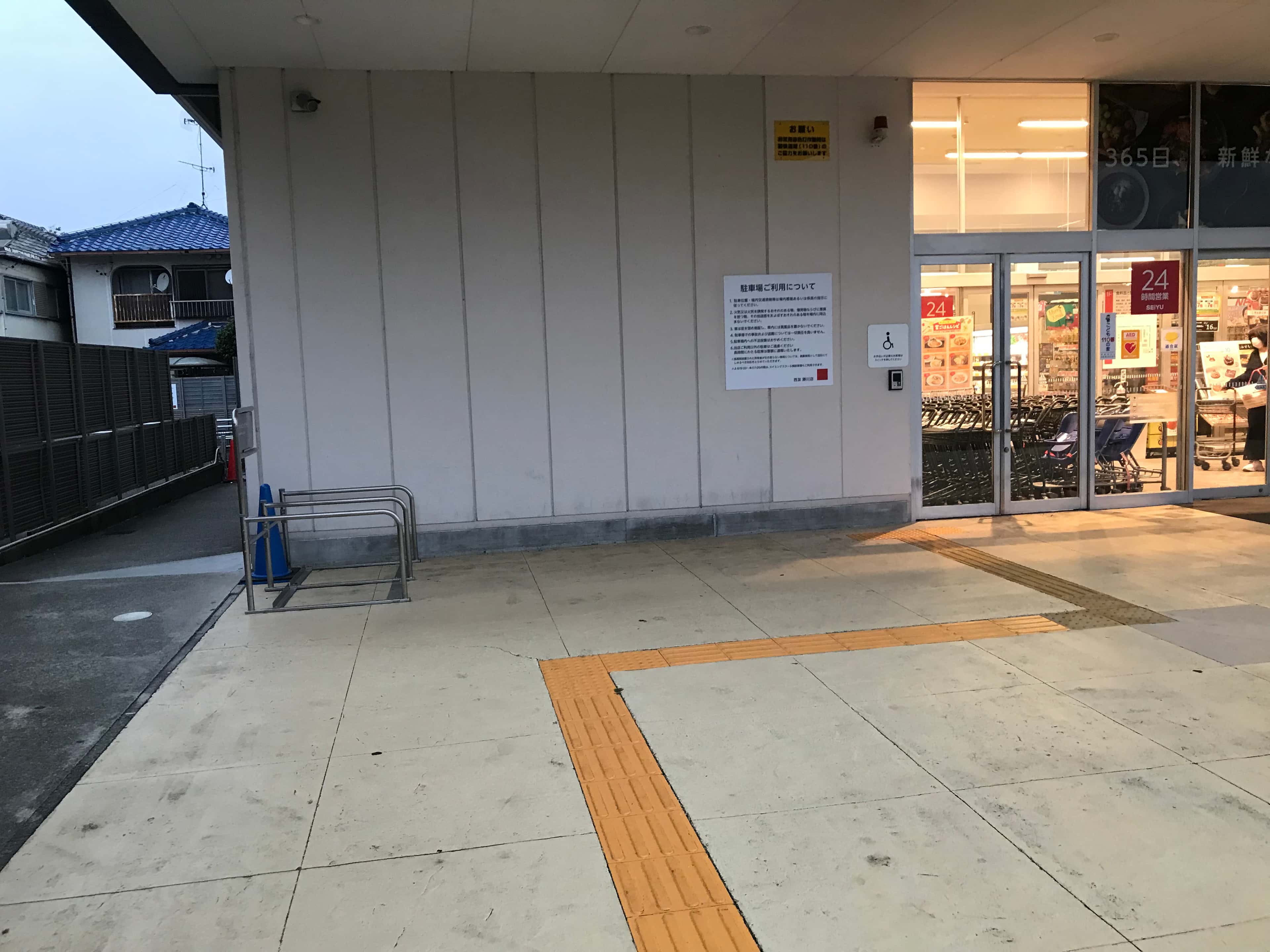 1F入口横西側軒先 プロモーション用途や物販、食物販のポップアップストアに最適なスーパーの屋外催事イベントスペース