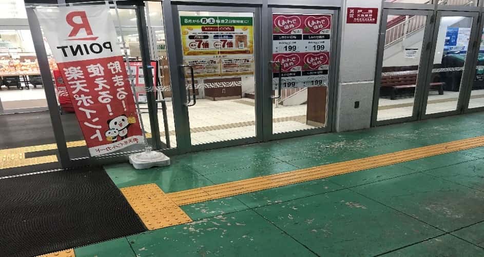 1F入口横軒先 プロモーション用途や物販、食物販のポップアップストアに最適なスーパーの屋外催事イベントスペース