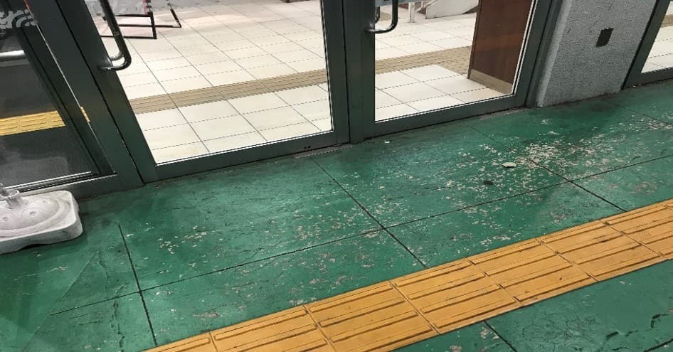 1F入口横軒先 プロモーション用途や物販、食物販のポップアップストアに最適なスーパーの屋外催事イベントスペース2